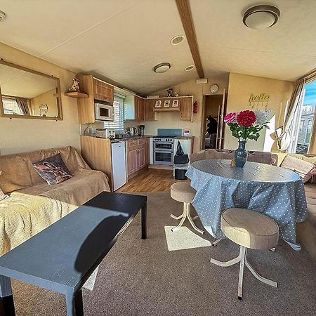Lovely 6 Berth Caravan At Naze Marine Holiday Park In Essex Ref 17003C Уолтон-он-Наз Экстерьер фото