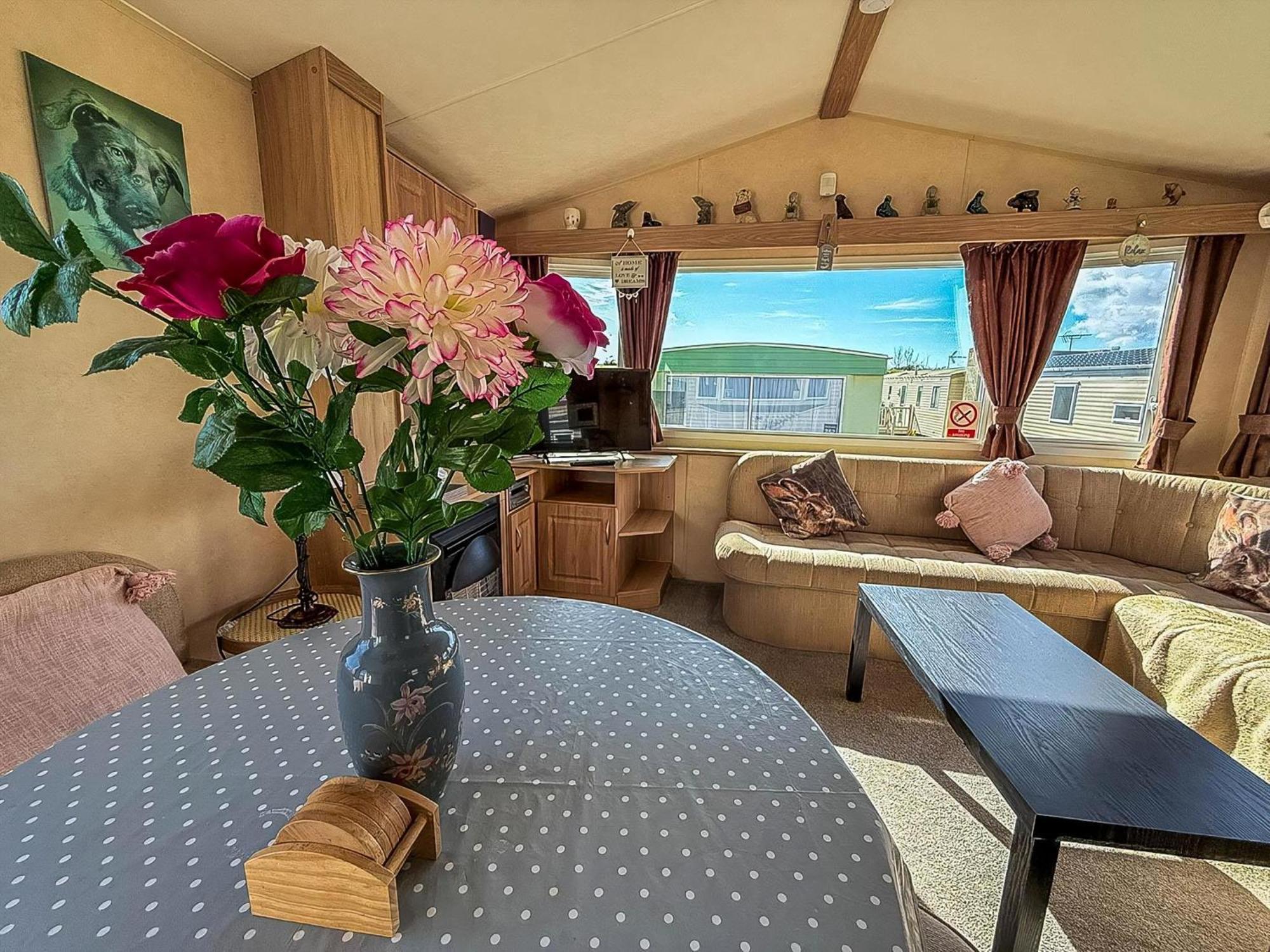 Lovely 6 Berth Caravan At Naze Marine Holiday Park In Essex Ref 17003C Уолтон-он-Наз Экстерьер фото